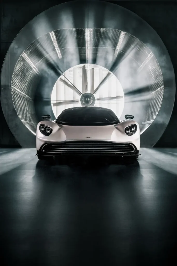 Supercarro Aston Martin Valhalla: desenvolvido com tecnologia e experiência  da Fórmula 1 - Aston Martin